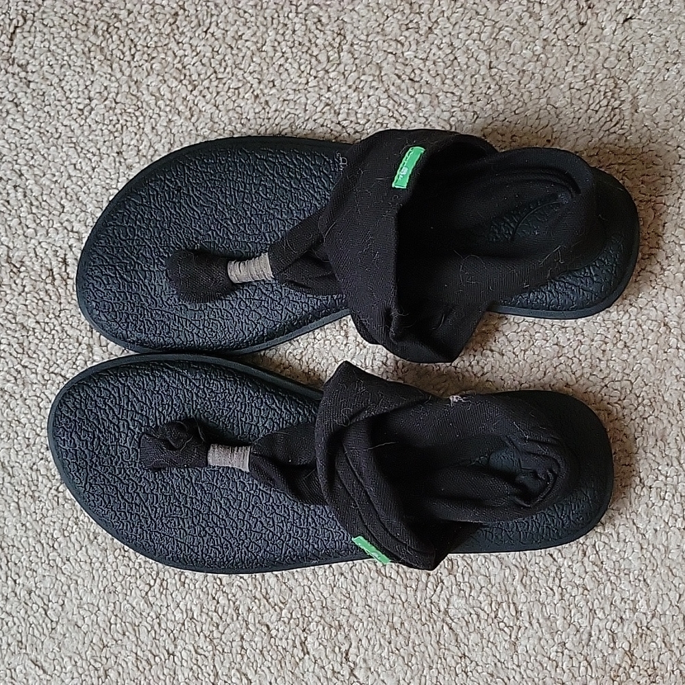 Sanuk yoga mat sandals, size 6, black